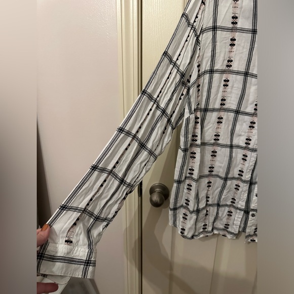 Maurice’s Size 2 Button down top in EUC. - Picture 4 of 4